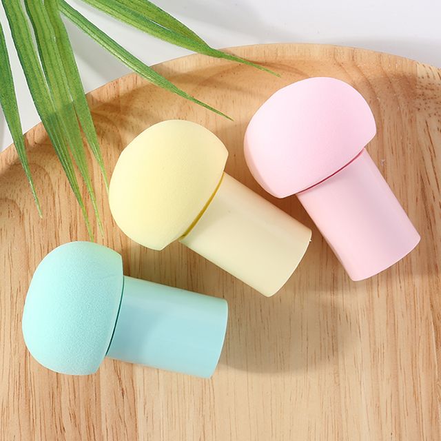 Yousha mushroom high quality Cosmetic tool latex free cosmetic foundation powder puff beauty makeup sponge with handle YF139