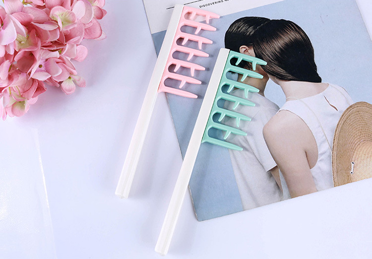 Lameila Wholesale professinal scratch shape comb hair dyring beauty tools massage plastic hair brush comb C137