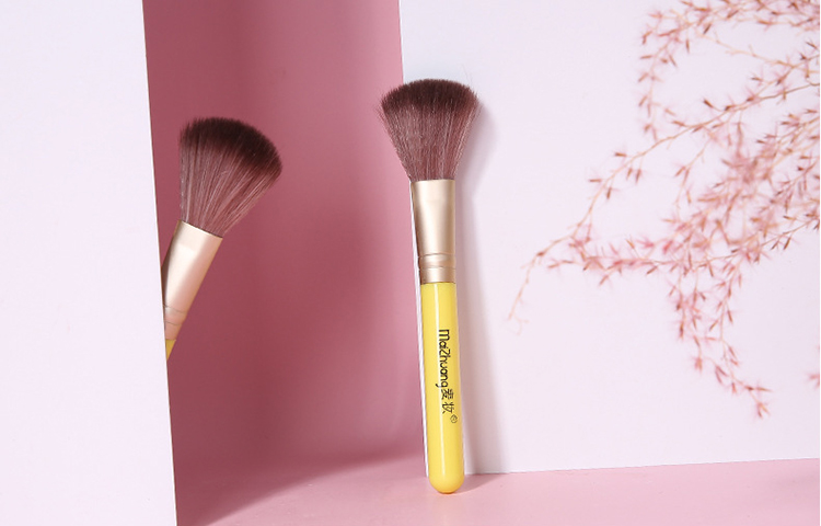 Maizhuang Wholesale Beautiful Yellow Soft Blush Makeup Brushes Single Big Head Concealer Brush Cosmetic Tool Z351