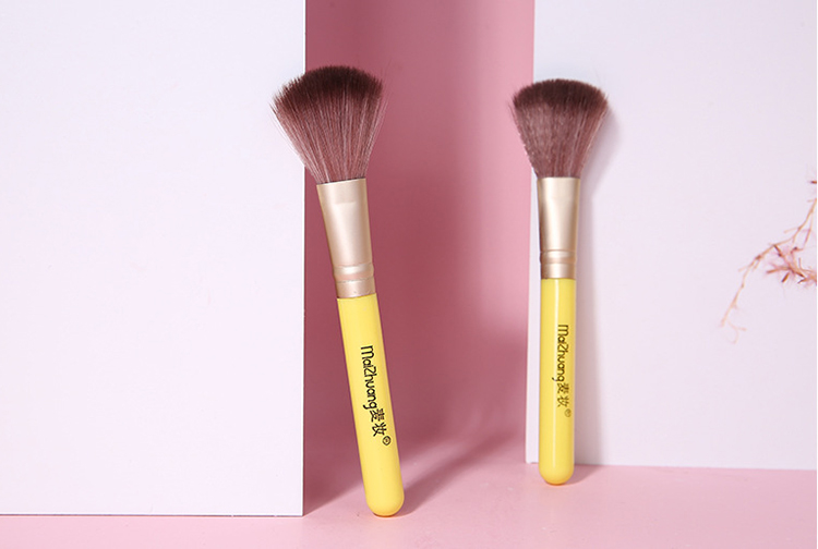 Maizhuang Wholesale Beautiful Yellow Soft Blush Makeup Brushes Single Big Head Concealer Brush Cosmetic Tool Z351